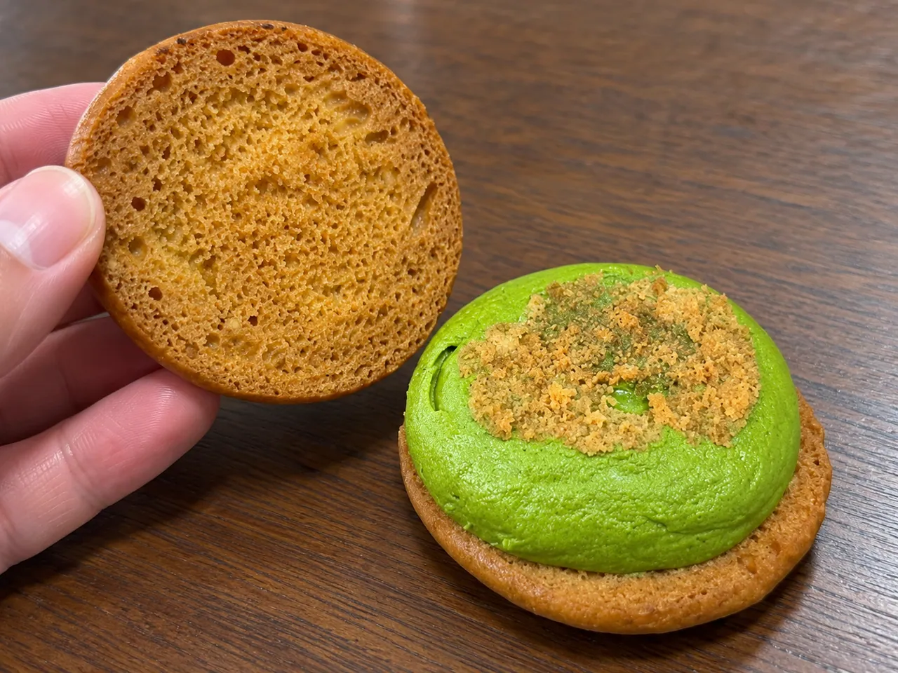 ビスケットを開き抹茶クリームを見せたAI生成画像