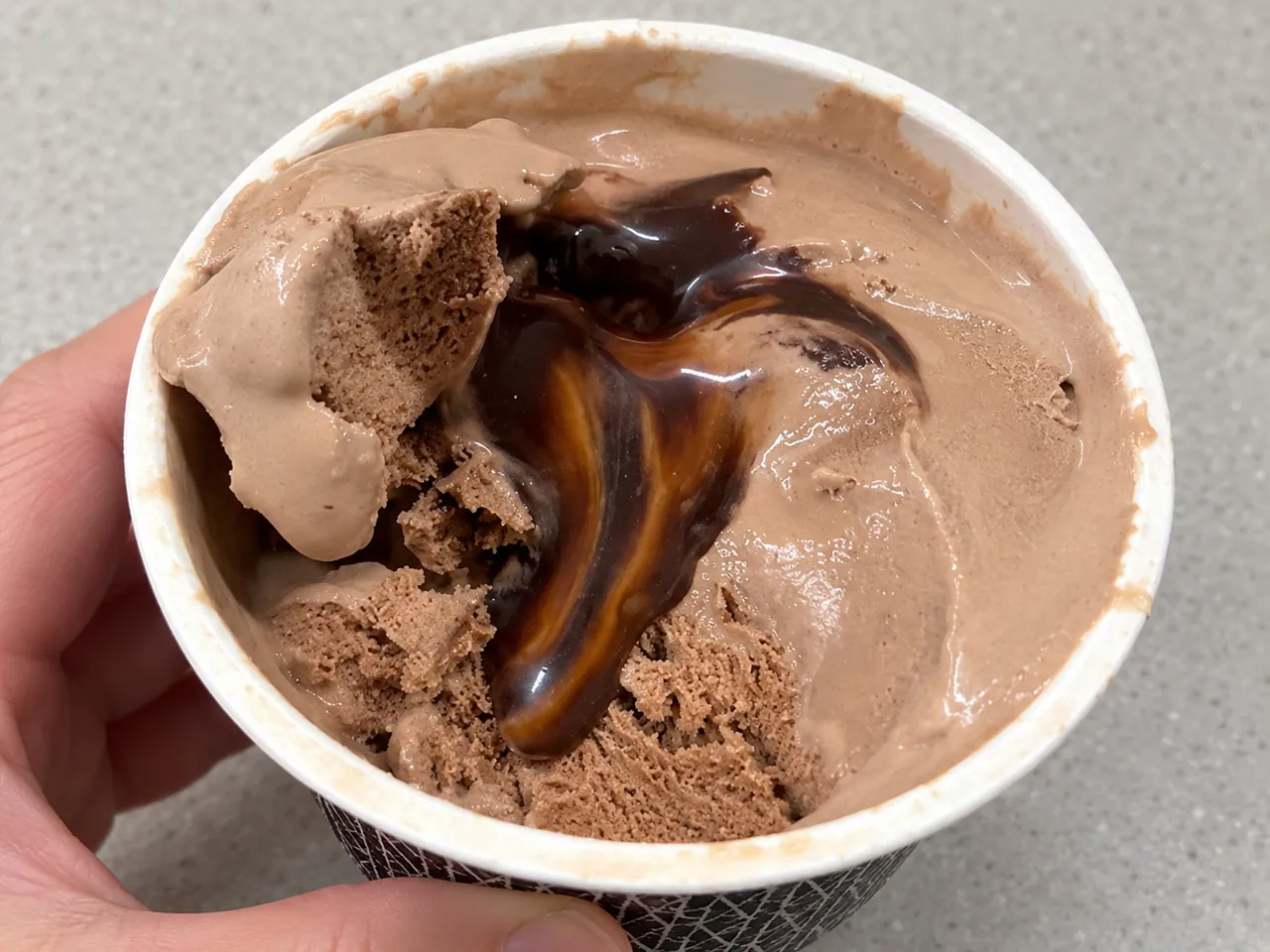 チョコアイスの中のチョコソースを表現したAI生成画像