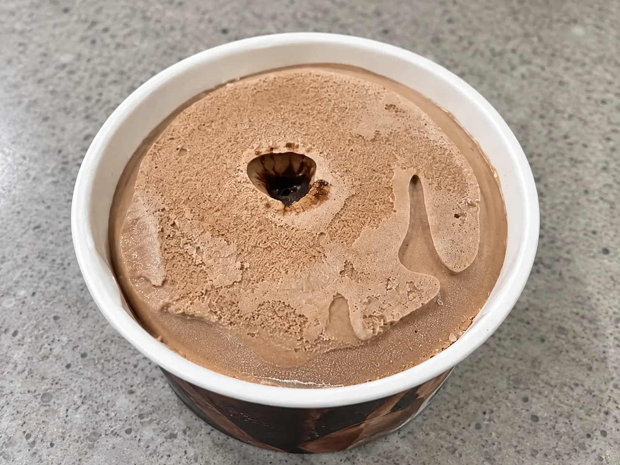 MOWフォンダンショコラの開いたカップを見下ろしたAI生成画像
