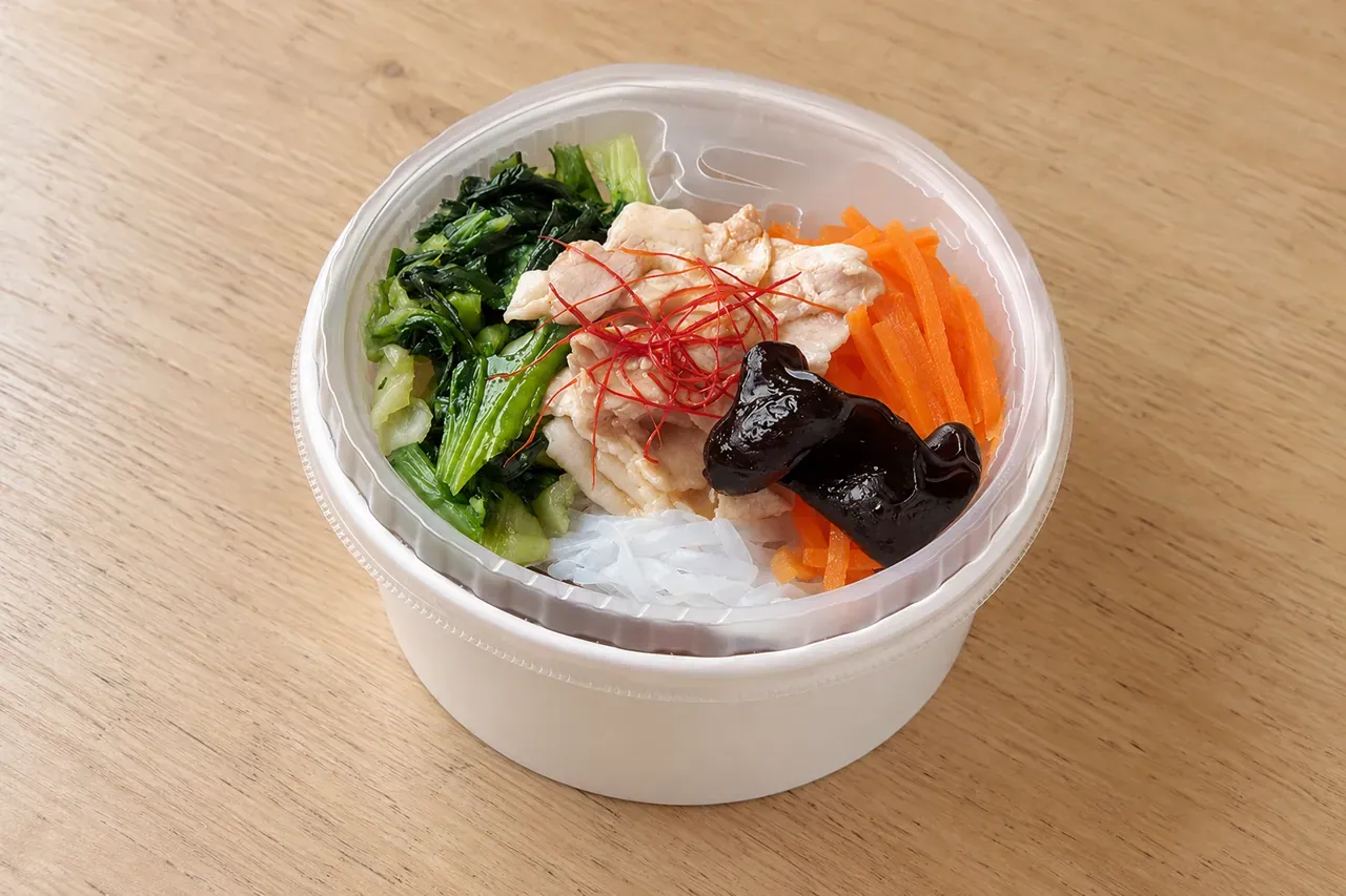 公式の商品画像を基に、具材の量を保って食卓の背景を編集した麻辣湯風ごはんのAI生成画像