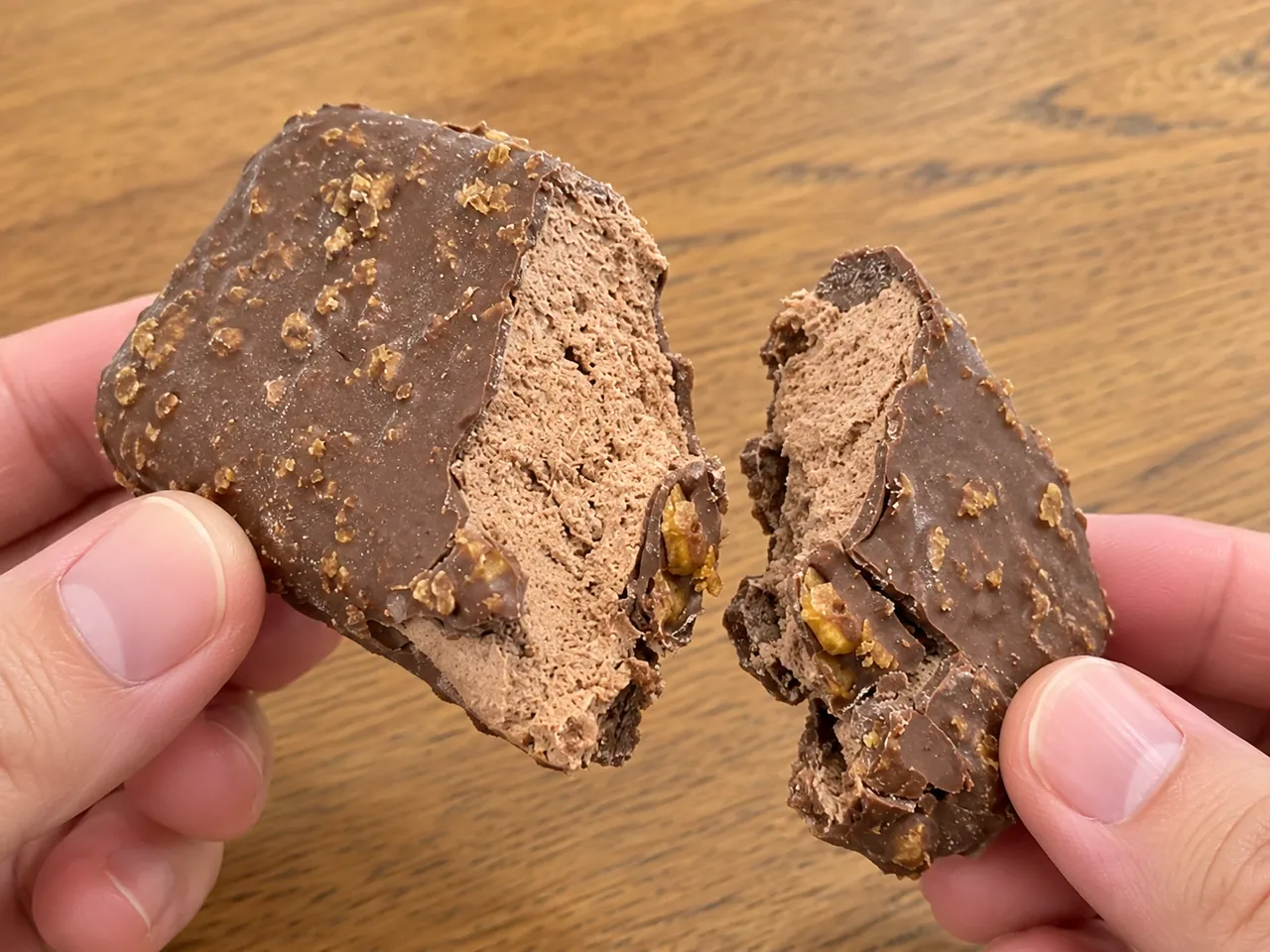 チョコフレークアイスバーのチョコアイスの断面を表現したAI生成画像