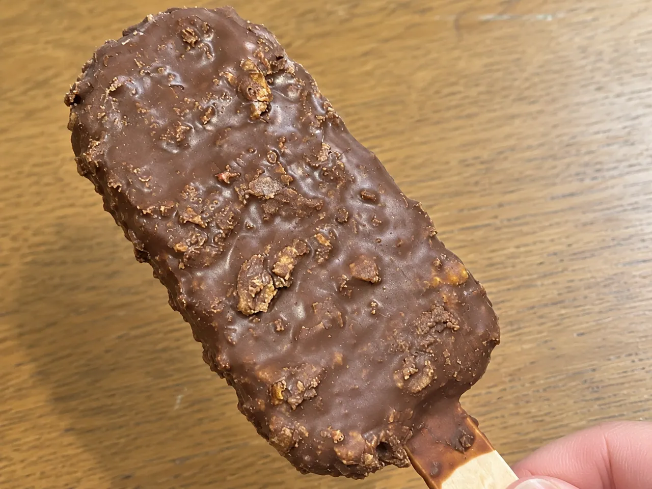 チョココーティングとフレークの表面に寄ったAI生成画像