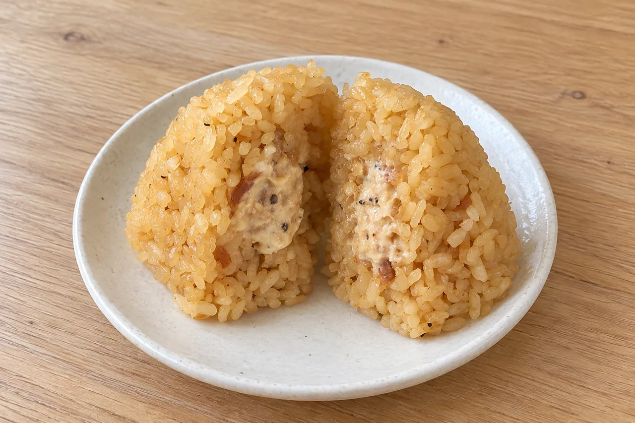 公式の商品画像を基に、形と具の量を保って食卓の背景を編集したリュウジの至高のレシピ ペッパーツナマヨネーズおむすびの生成画像