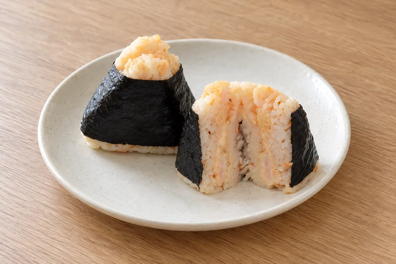 公式の商品画像を基に、形と具の量を保って食卓の背景を編集したきまぐれクック監修 小海老ごはんの海老マヨネーズの生成画像