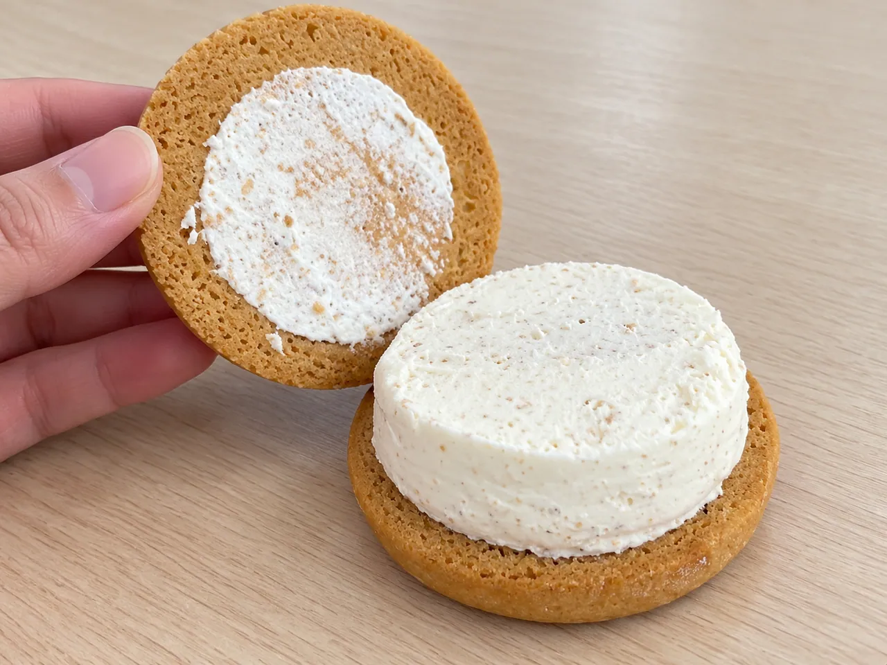 上のクッキーを開きバニラアイスの中の細かなクッキーを見せたAI生成画像