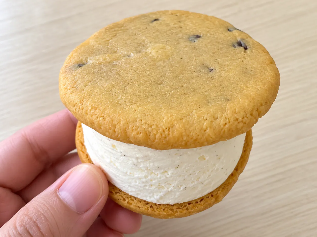 カントリーマアムアイスサンドの上のクッキーを見せたAI生成画像