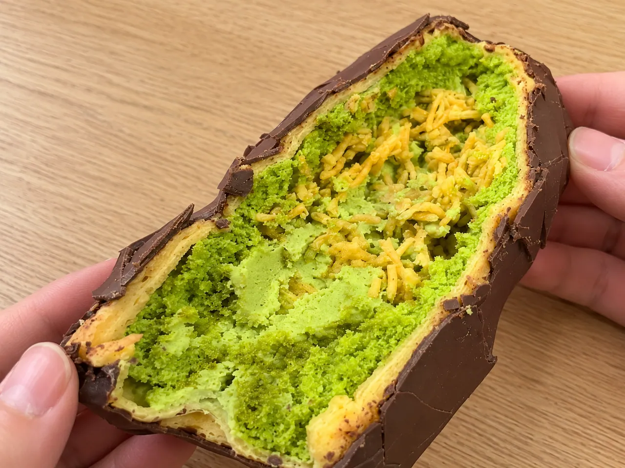 セブンのドバイチョコスタイルクレープのピスタチオと麺の中身（AI生成画像）
